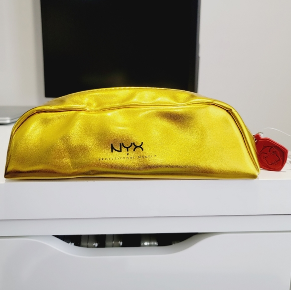 New! NYX Money Heist Makeup Bag - Picture 1 of 4